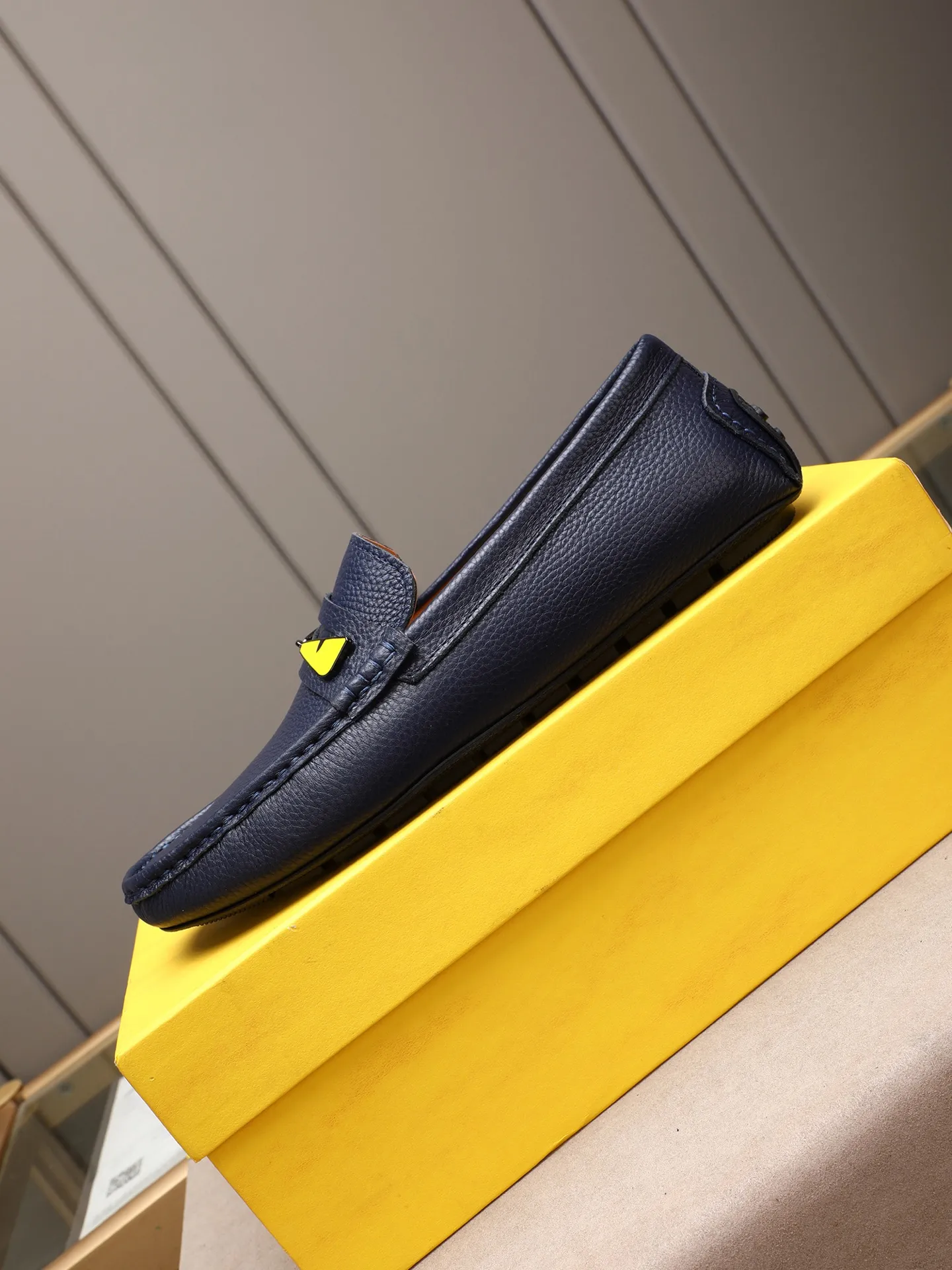 Men's shoes 💰400💰[FENDI] The little monster of Fendi F family, which is popular all over the world, is coming in a big way, the latest color, driving slip-on loafers, avant-garde and versatile fashion men's shoes, bun shoes, bean shoes👌👌👌 Private mold opening, 1:1 reproduction... The upper is made of first-layer cowhide, and the first-layer pigskin lining... is extremely comfortable, fashionable, simple, atmospheric and personalized [color] The side of the shoe is more refined, and the overall effect is handsome [ Turn in a circle][Turn in a circle]💭This hardware monster with eyes is not the popular version on the market🚳🚳Compared with the old model, it is more trendy, eye-catching and more classy🔰This summer, the little monster will subvert the old ideas and share the fashion with you🔱A must-have for fashionistas! Must keep it for yourself! Online outsole, high-end quality workmanship. Color: black, blue, white, red. Matching code: 38-44 (45 46 47 customized) (standard leather shoe size)